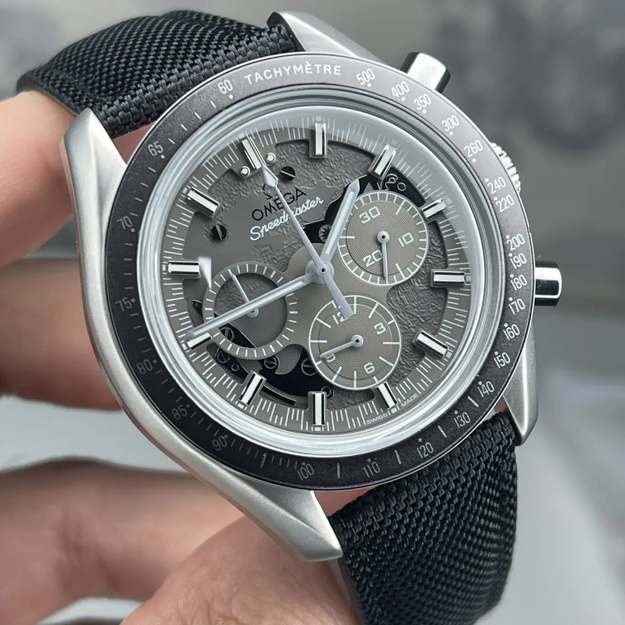 Reloj Omega negro con detalles en tono dorado.