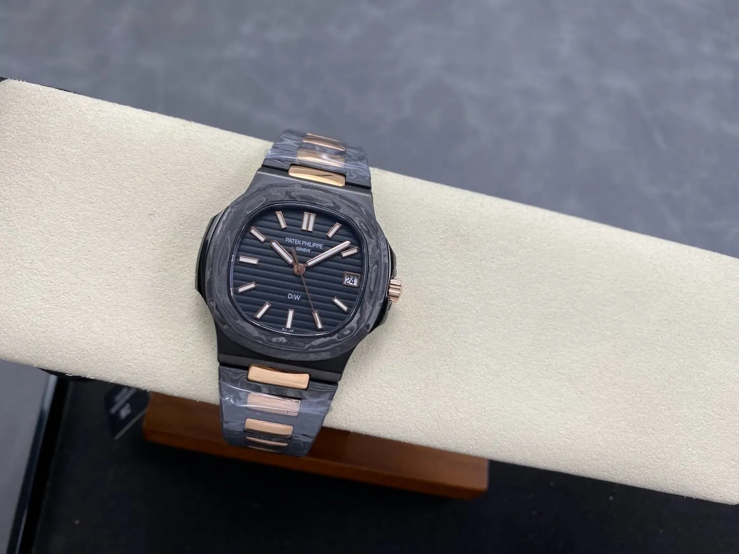 Reloj Patek Diw de fibra de carbono con detalles rose gold.