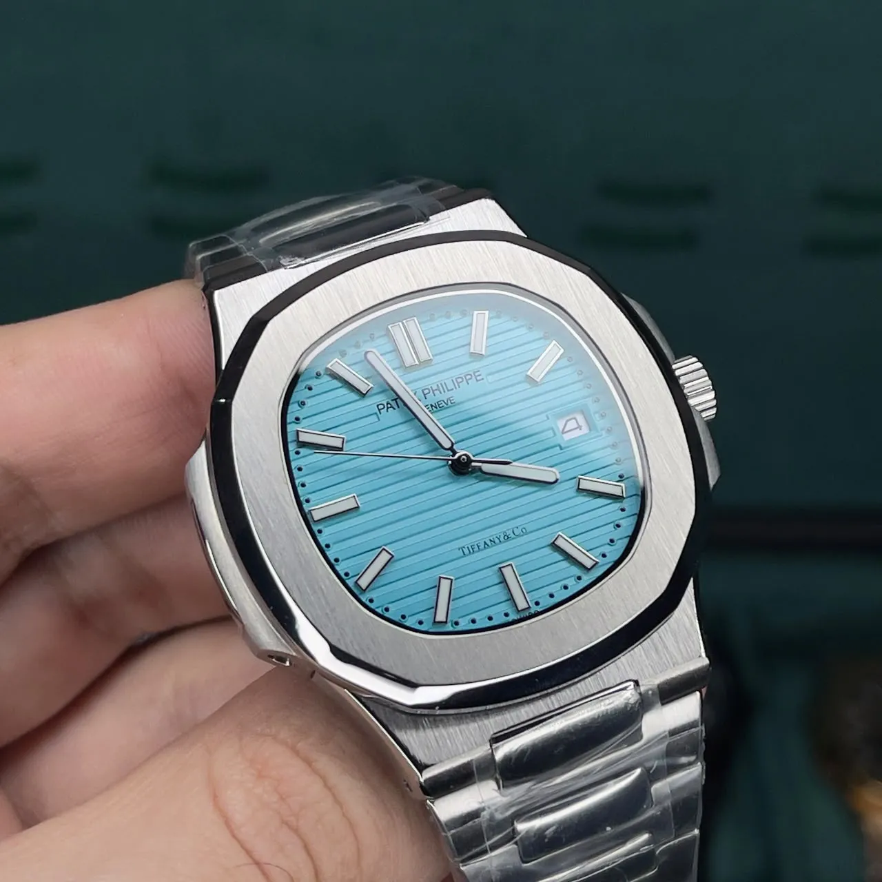 Reloj Patek Philippe de esfera azul y brazalete de acero.