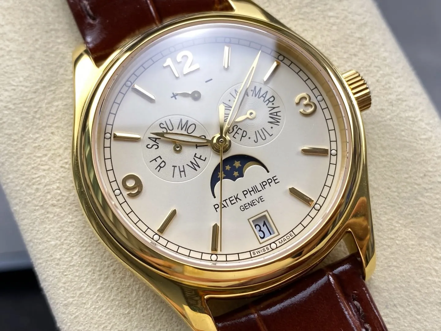 Reloj Patek de caja dorada y esfera azul.