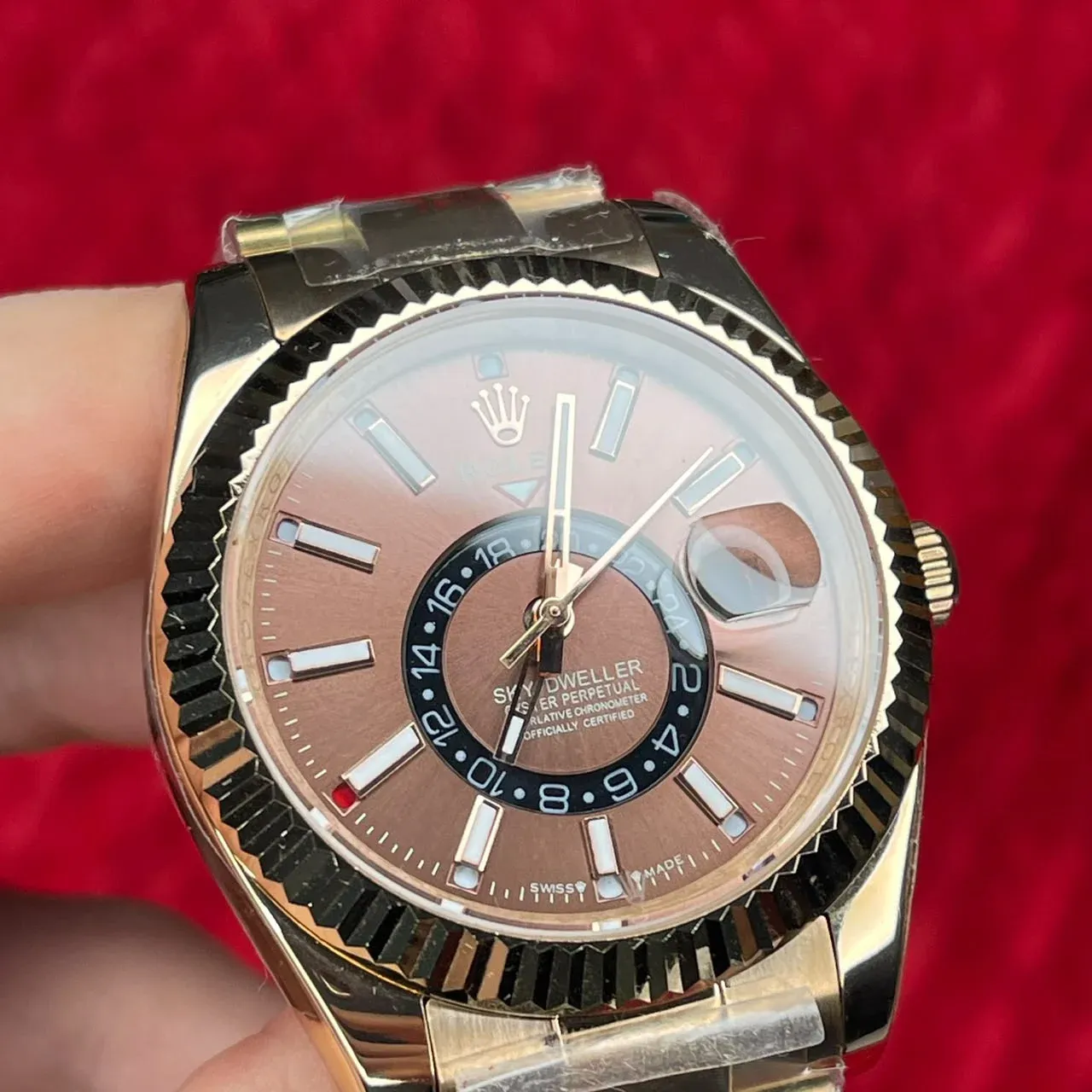 Reloj Rolex de esfera azul con bisel giratorio.