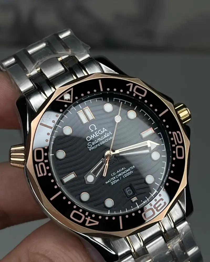 Reloj Omega Seamaster con esfera negra y detalles plateados.